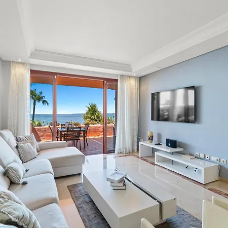 Golden Shore Seafront Apartment *