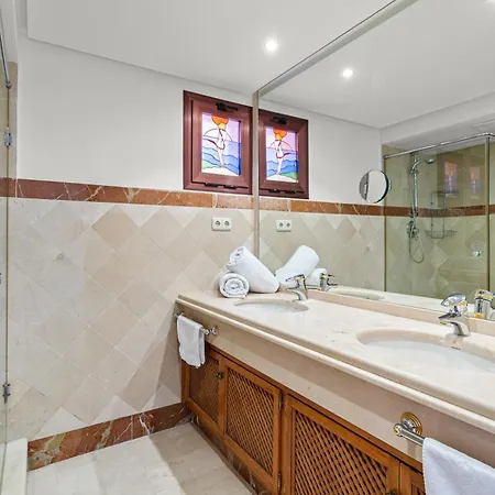 Golden Shore Seafront Apartment Estepona
