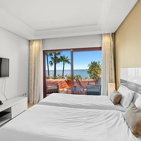 Golden Shore Seafront Apartment *
